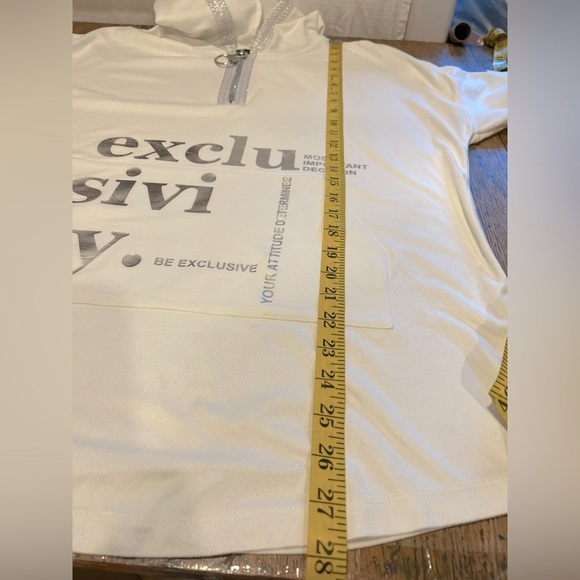 🤍TRICOTTO – WHITE HOODED TOP WITH ZIP DETAIL – EST. SIZE XL–XXL - Picture 4 of 9